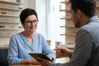 Femme portant des lunettes consulte un opticien dans une boutique moderne